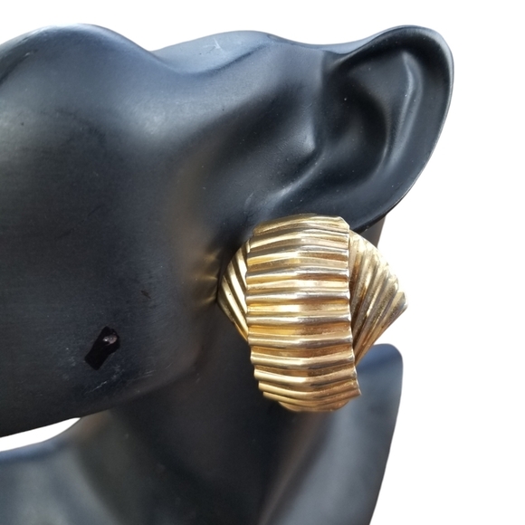 VINTAGE LARGE EGYPTIAN QUEEN STYLE  GOLDTONE TEXTURED STATEMENT EARRINGS - Picture 1 of 6